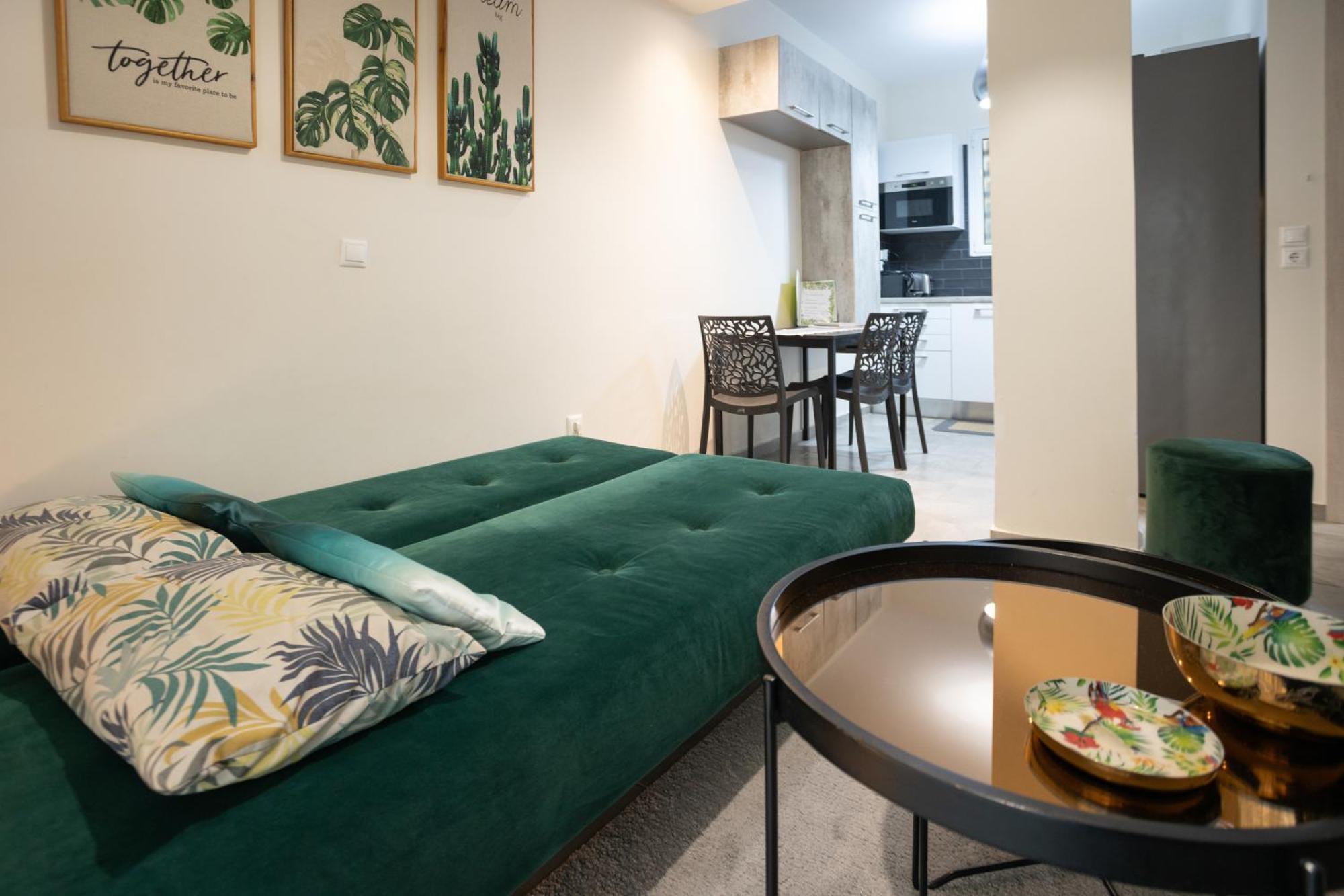 Tropicana Athena Bagian luar foto